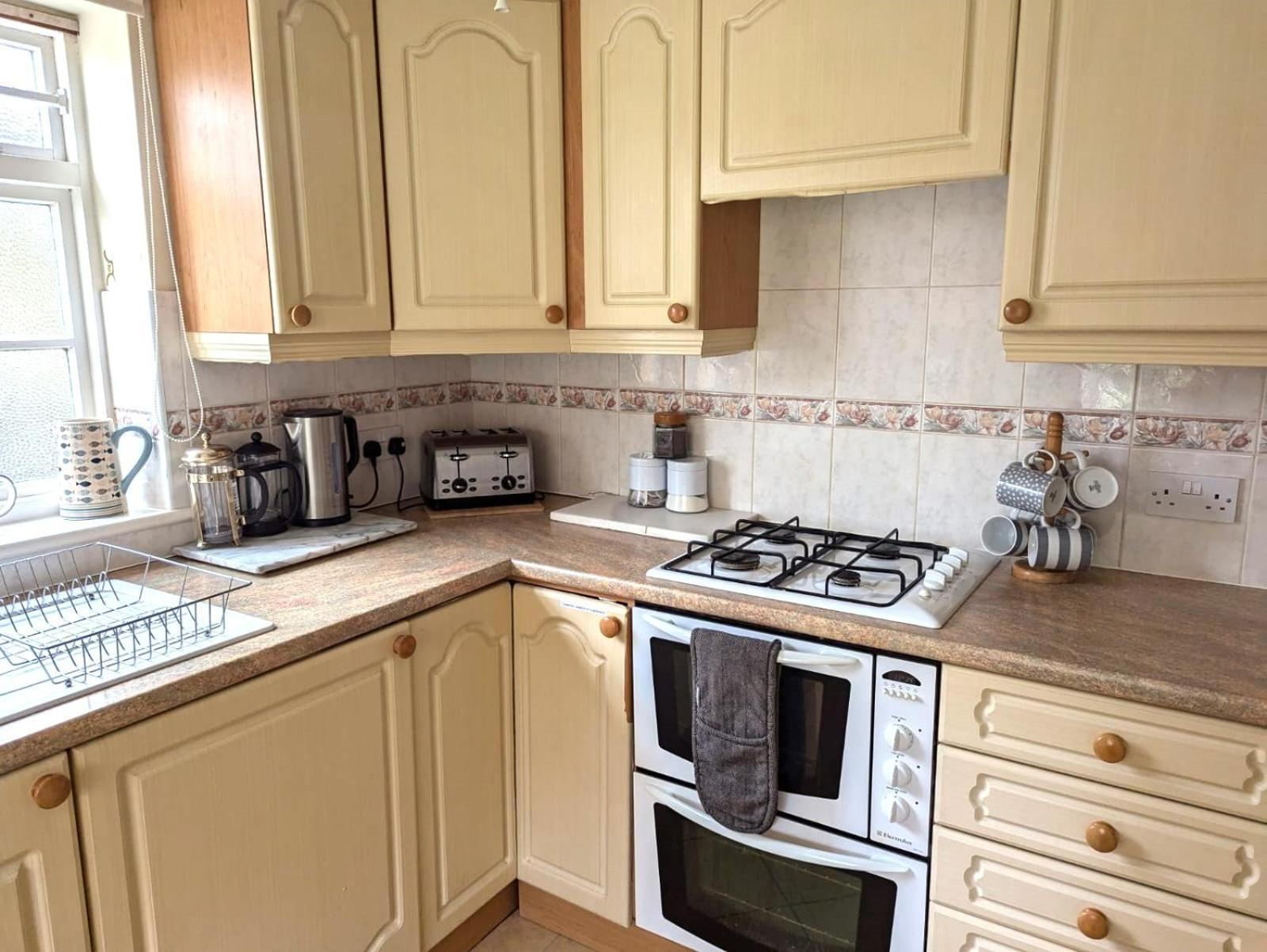 Georgian 2 Bedroom Apartment In Chichester With Free Parking - Chichester Holiday Properties Buitenkant foto